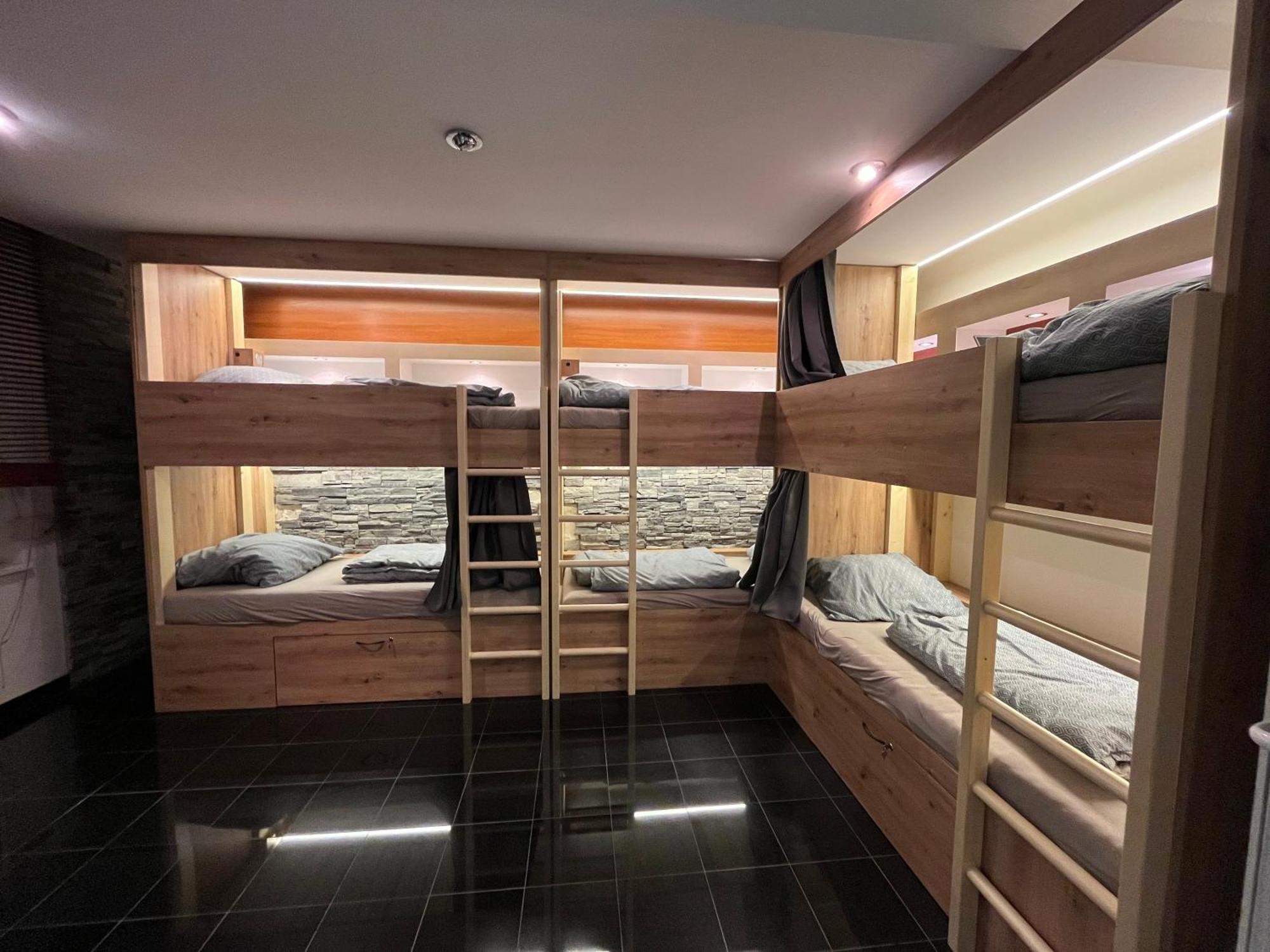 Zen Zone Hostel Bratislava Bagian luar foto