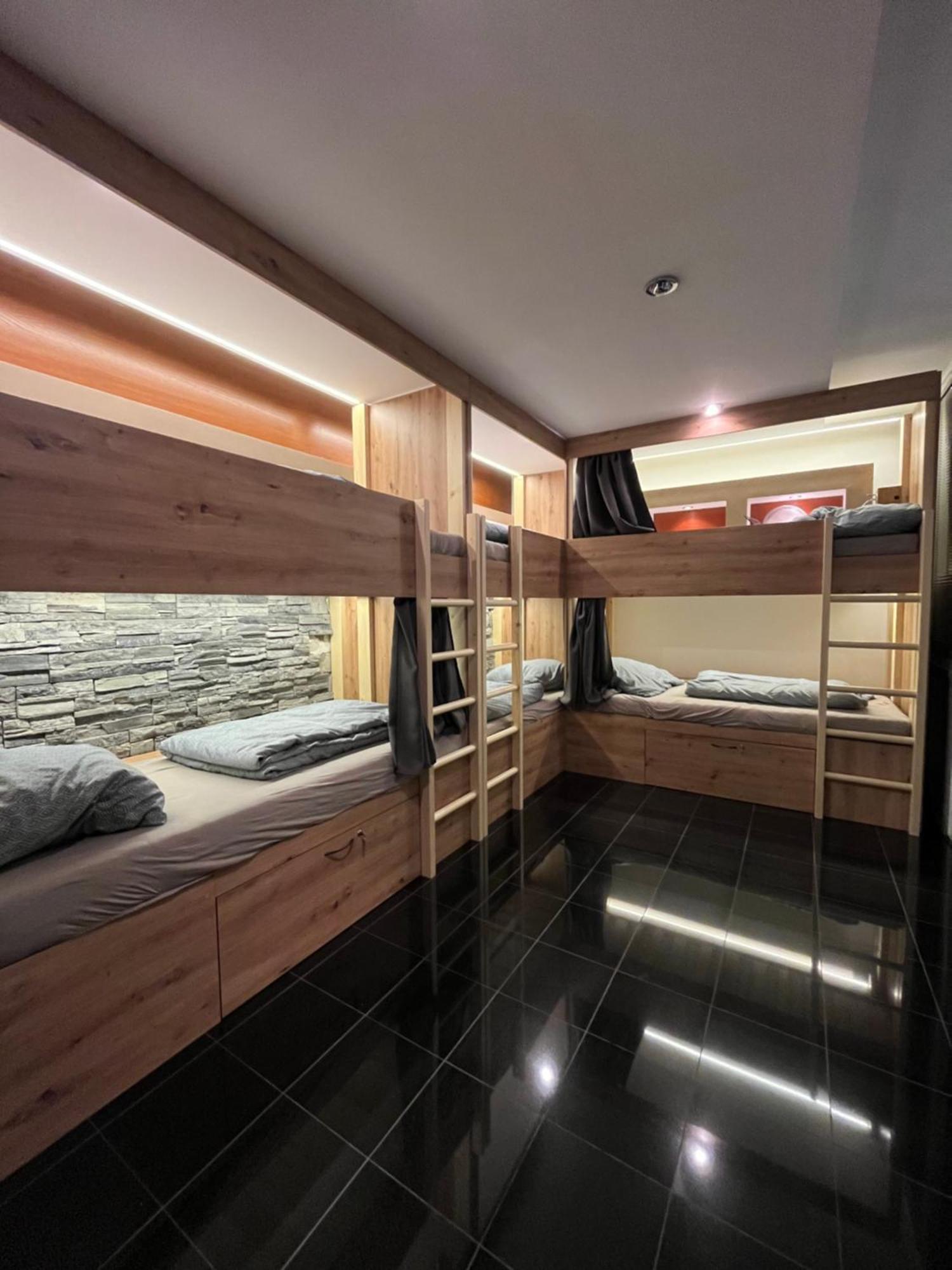 Zen Zone Hostel Bratislava Bagian luar foto